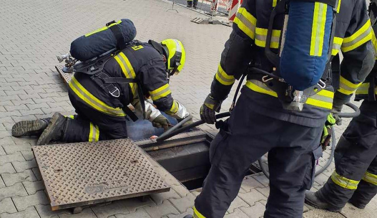 V centru Brna hořely elektrické kabely. Na více než hodinu se zavřela Benešova ulice