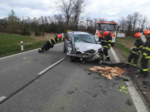 Vážná nehoda tří aut na jižní Moravě má jednu oběť. Mezi zraněnými jsou i děti