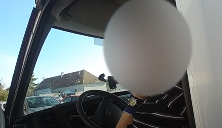 Opilý řidič usedl do cizí dodávky a naboural dvě auta