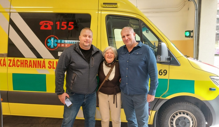 Otužilkyni oživili záchranáři z jižní Moravy. U sebe má i po letech jejich fotku