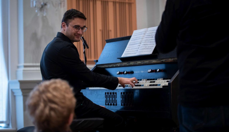 Miroslav Beinhauer a šestitónové harmonium