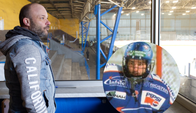 Petr Hrachovina vyhlíží ze Sky boxu na ledovou plochu rosického zimáku