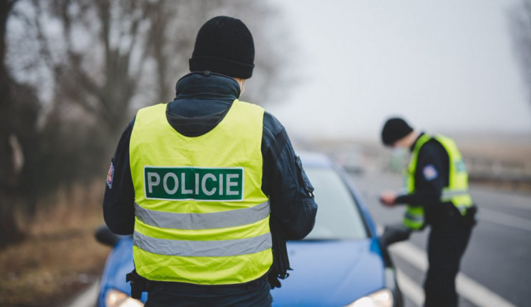 Za volantem opilý, zdrogovaný a bez řidičáku. Muže v Tanvaldu zadržela policie