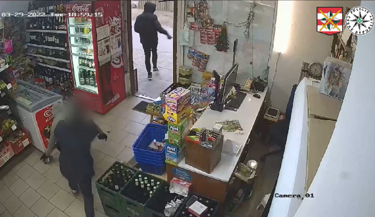 Dvojici lupičů s pitolí vyhnala z prodejny v Brně statečná prodavačka