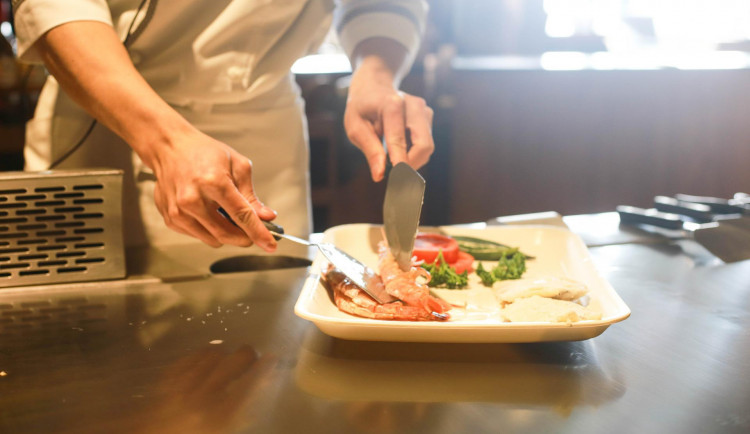 Pavučiny a hromady hadrů v restauracích. Pražská hygiena udělila za čtvrt roku pokuty za 400 tisíc korun