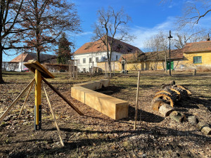 V Rosicích obnovili zámecký park. Přibylo nové osvětlení i lavičky