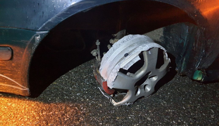 Opilý cizinec jiskřil na jihomoravské silnici. Kilometry jel jen po ráfku