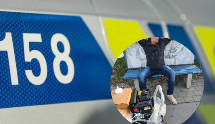 Nenapravitelný muž z Brna pořád krade. Naposledy čekal na šalinu se zametačem sněhu