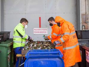 Vědci z Brna zkoumali odpadky. Lidé vyhazují méně jídla