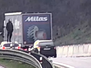 VIDEO: Řidiče na dálnici ve směru na Brno vyděsil muž na střeše auta