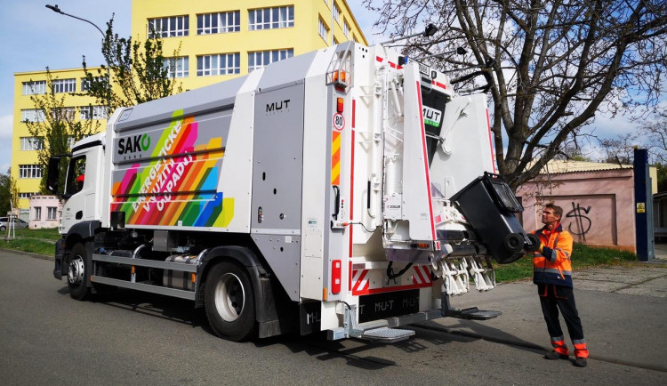 V Brně začalo tradiční mytí černých popelnic