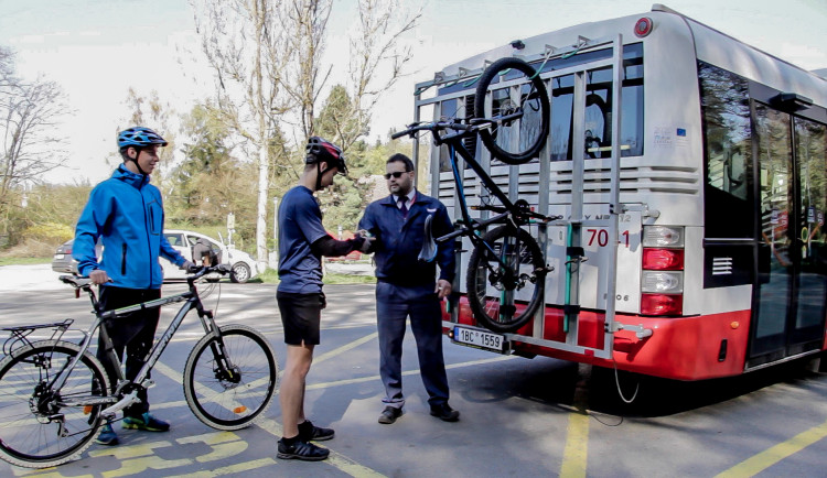 V Brně zvou do autobusů cyklisty. Na vozech jsou cyklonosiče  