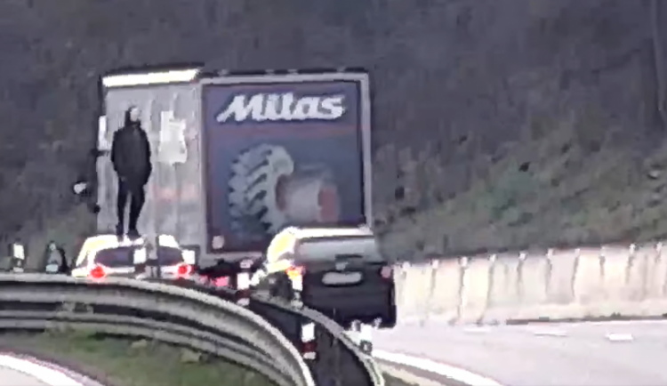 size4-16511568923352-152-video-ridici-na-d1-doslo-palivo-vylezl-na-strechu-auta-a-maval-na-okoli-o-kus-dal-zastavil-znovu-kvu (1)