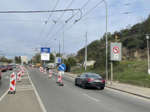 V Brně číhá nová dopravní past. U Tomkova náměstí se jezdí jen jedním pruhem