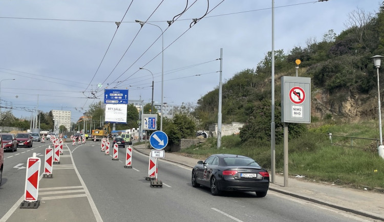 V Brně číhá nová dopravní past. U Tomkova náměstí se jezdí jen jedním pruhem
