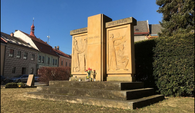 Socha rudoarmějce se samopalem zmizela z přibyslavského náměstí. Jestli se vrátí, rozhodne zastupitelstvo