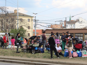 V centru Brna táboří desítky Romů z Ukrajiny. Nevíme co s nimi, zní od lidí i neziskovek