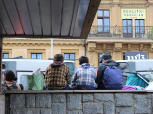V centru Brna táboří desítky Romů z Ukrajiny. Nevíme co s nimi, zní od lidí i neziskovek