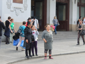 V centru Brna táboří desítky Romů z Ukrajiny. Nevíme co s nimi, zní od lidí i neziskovek