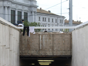 V centru Brna táboří desítky Romů z Ukrajiny. Nevíme co s nimi, zní od lidí i neziskovek