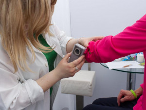 Na náměstí v Brně stojí lidé fronty na vyšetření znamének