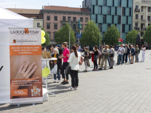 Na náměstí v Brně stojí lidé fronty na vyšetření znamének