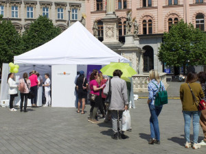 Na náměstí v Brně stojí lidé fronty na vyšetření znamének