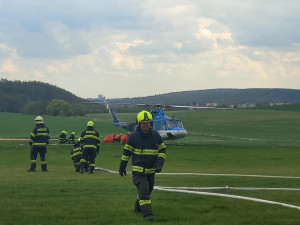Hasiči v Brně hodiny bojovali s požárem lesa. Pomáhat musel vrtulník
