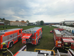 Hasiči v Brně hodiny bojovali s požárem lesa. Pomáhat musel vrtulník