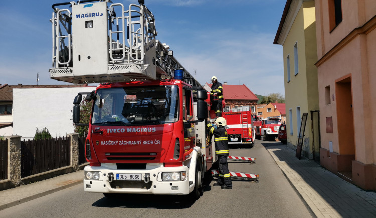 Požár bytu v Mimoni si vyžádal jednu oběť. Případ vyšetřuje policie