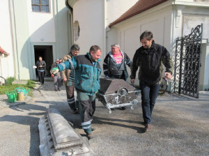 Ve Slavkově opravili hrobku s ostatky zámeckých pánů