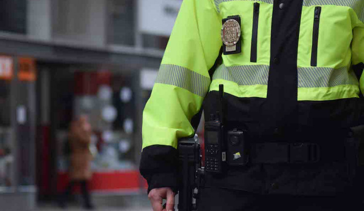 Muž v Brně daroval jídlo ženě. Za dobrý skutek ho její přítel okradl, zbil a ukázal psa