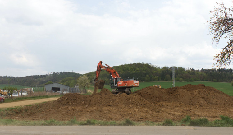 Třicet let čekání je u konce. V Čebíně začala stavba vytouženého obchvatu