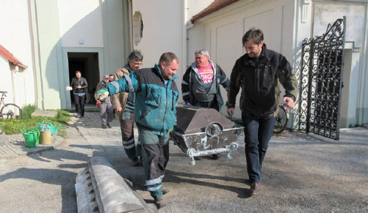 Slavkov opravil hrobku, kde jsou ostatky zámeckých pánů