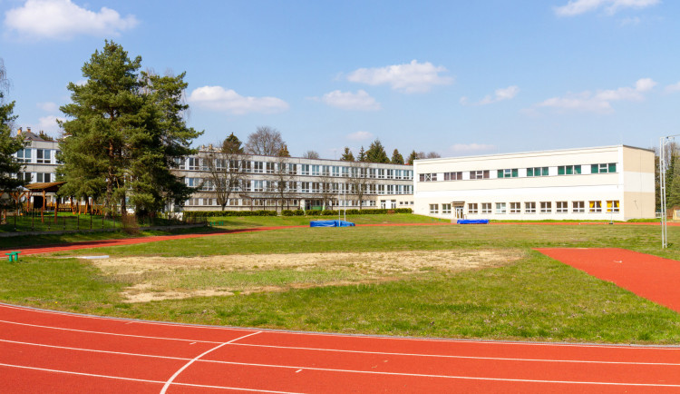 Žádné zvonění, přezůvky ani stres. Chceme, aby se dětem ve škole líbilo, říká ředitel základní školy v Jablonném