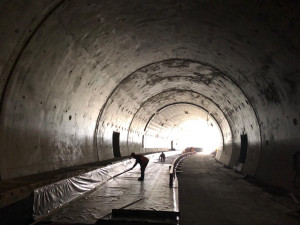 Brno kráčí k dopravnímu okruhu. Silničáři budují novou lávku a vybavují šalinový tunel