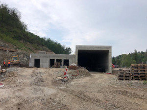 Brno kráčí k dopravnímu okruhu. Silničáři budují novou lávku a vybavují šalinový tunel
