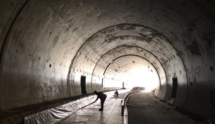 Brno kráčí k dopravnímu okruhu. Silničáři budují novou lávku a vybavují šalinový tunel