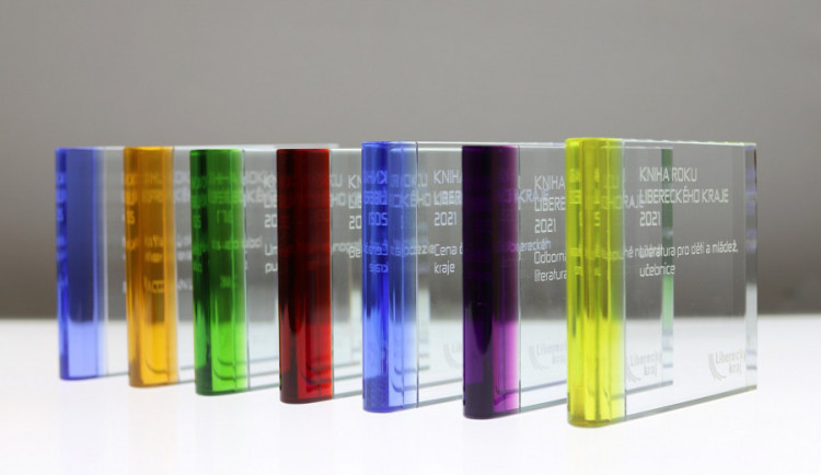 Účast v soutěži Kniha roku Libereckého kraje je letos rekordní. Cenu vyrobila střední škola sklářská