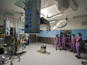 Největší nemocnice na Moravě slaví třicet let od otevření centrálních operačních sálu