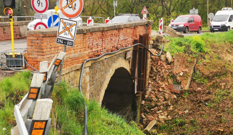 Silničáři narychlo zavřeli u Brna most. Rozpadá se, konstatovali