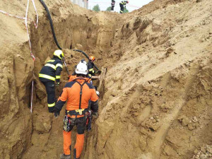Na stavbě poblíž Brna zasypali dělníka zeminou. O život bojoval ve čtyřmetrovém příkopu