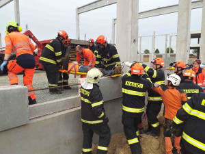 Na stavbě poblíž Brna zasypali dělníka zeminou. O život bojoval ve čtyřmetrovém příkopu
