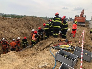 Na stavbě poblíž Brna zasypali dělníka zeminou. O život bojoval ve čtyřmetrovém příkopu