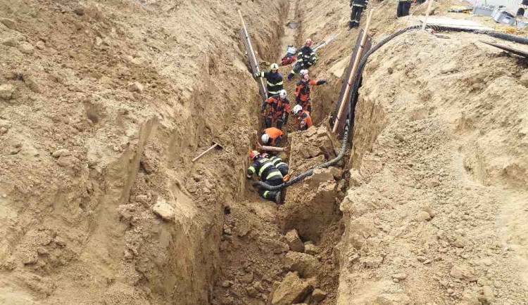 Na stavbě poblíž Brna zasypali dělníka zeminou. O život bojoval ve čtyřmetrovém příkopu