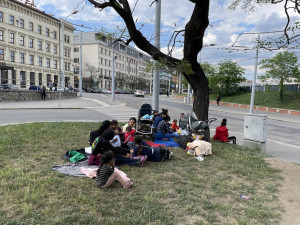 Velký návrat. Skupina ukrajinských Romů opět táboří u nádraží v Brně