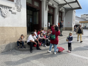 Velký návrat. Skupina ukrajinských Romů opět táboří na nádraží v Brně