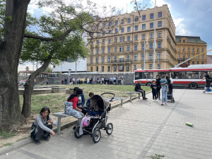 Velký návrat. Skupina ukrajinských Romů opět táboří na nádraží v Brně