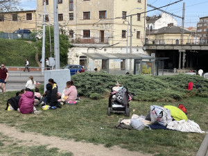 Velký návrat. Skupina ukrajinských Romů opět táboří na nádraží v Brně