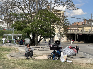 Velký návrat. Skupina ukrajinských Romů opět táboří na nádraží v Brně